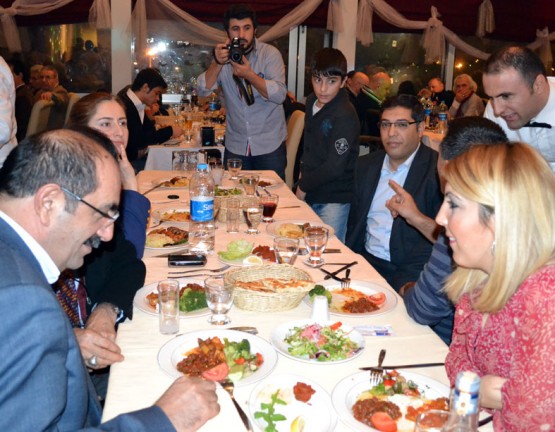 Dr. Gürbüz Çapan'dan gazetecilere yemek 21