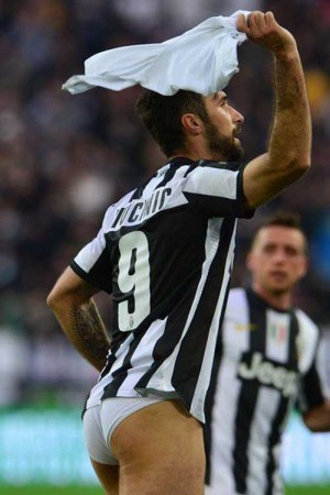 Juventus'lu Futbolcu Vucinic Şortunu Çıkarttı. 1