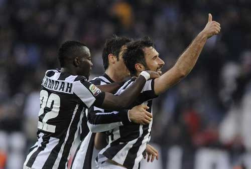 Juventus'lu Futbolcu Vucinic Şortunu Çıkarttı. 10
