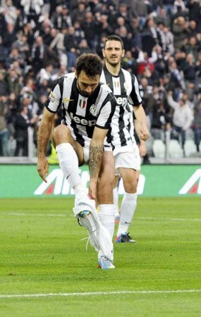 Juventus'lu Futbolcu Vucinic Şortunu Çıkarttı. 2
