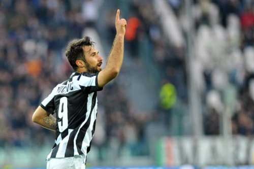 Juventus'lu Futbolcu Vucinic Şortunu Çıkarttı. 3