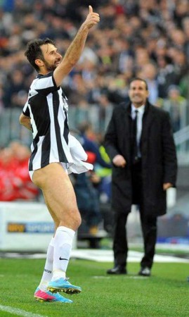 Juventus'lu Futbolcu Vucinic Şortunu Çıkarttı. 4