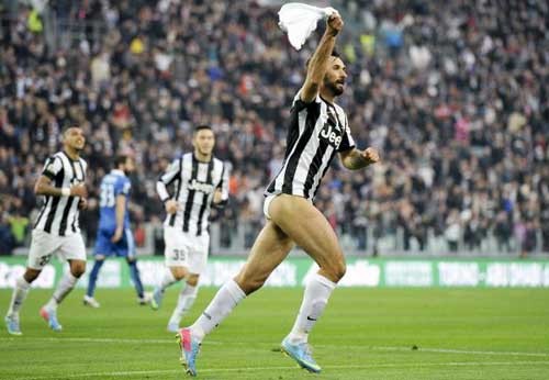Juventus'lu Futbolcu Vucinic Şortunu Çıkarttı. 5