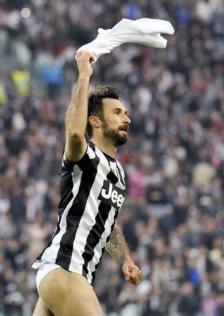 Juventus'lu Futbolcu Vucinic Şortunu Çıkarttı. 6