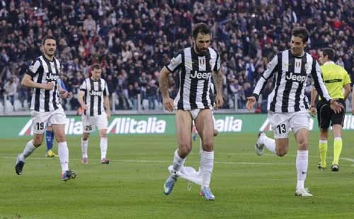 Juventus'lu Futbolcu Vucinic Şortunu Çıkarttı. 7