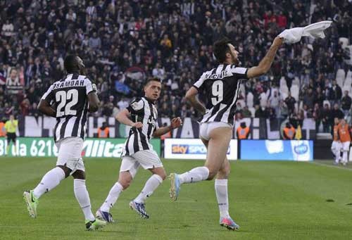 Juventus'lu Futbolcu Vucinic Şortunu Çıkarttı. 9