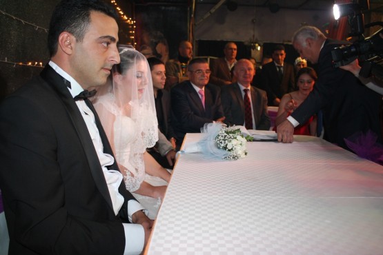 CHP'li Taşkan Uysal, yeğenini evlendirdi. 10