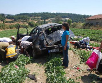 Otomobil kavun tarlasına uçtu: 4 ölü