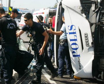 Çevik kuvvet otobüsü metrobüs yoluna girdi