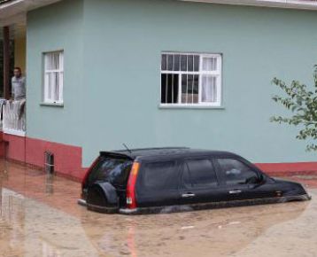 'Uyanmamla suyun camı kırıp içeri girmesi bir oldu'