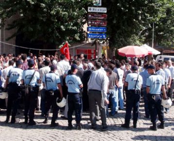 Esnaf yol kapattı