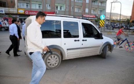 Cizre'de polis aracına saldırı