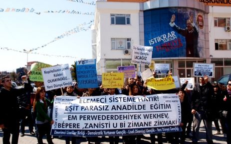 Liseliler YGS Sınavını Protesto Edip Kalem Kırdı