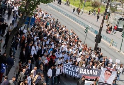 Sağlık Müdürlüğü Çalışanları, Doktorlara Saldırıyı Protesto Etti