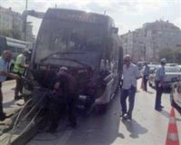 Metrobüs yoldan çıktı