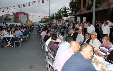 Akçaburgaz Mahallesi Sokak İftarı şölen havasında