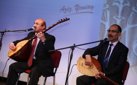 Aşıklar atıştı, barış mesajı verdi