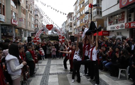 Sevgililer Avcılar’da coştu