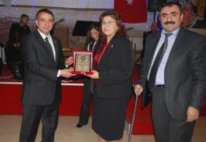 Sakatlar Derneği'nden Işıklar'a plaket