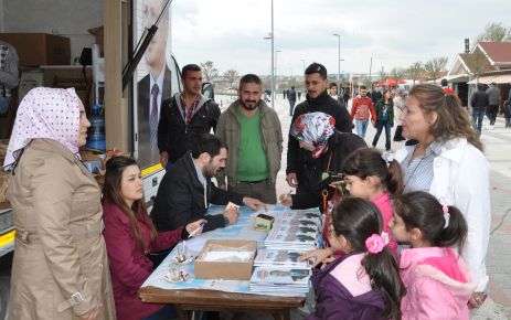 Ak gençler bin 500 gül dağıttı