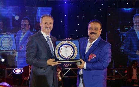 Bülent Serttaş’tan eğlenceli performans