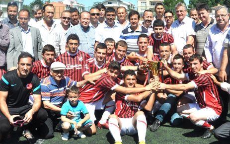 İZZETTİNSPOR KUPAYLA COŞTU