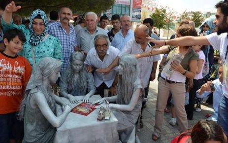 Esenyurt’ta Canlı Heykel Esintisi