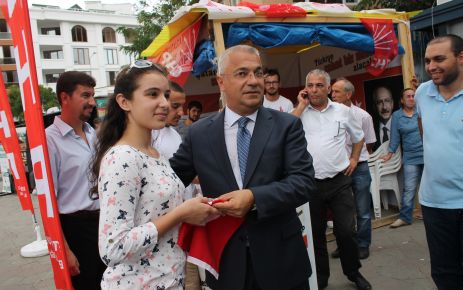 Akman yurttaşlara bayrak dağıttı.