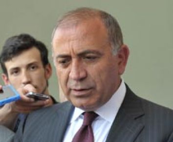 Gürsel Tekin karakolda