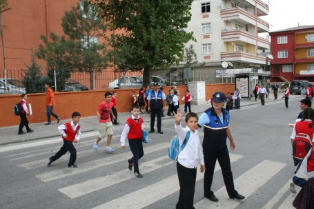 Zabıtalar okul önünde trafik güvenliğini sağlıyorlar…