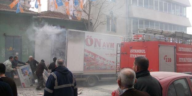 Nakliye kamyonunda çıkan yangın paniğe yol açtı!