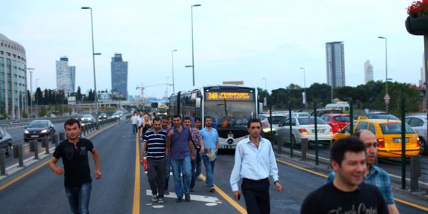 Metrobüs Bozuldu, Yolcular Yolda Kaldı