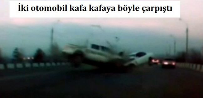 İki otomobil kafa kafaya böyle çarpıştı