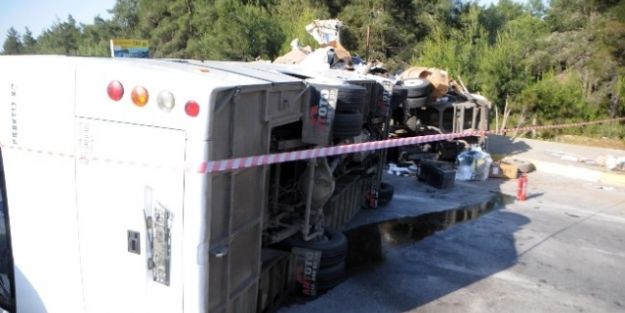 Avcılar'da Pamuk Yüklü Tır, Park Halindeki Tıra Çarptı: 5 Yaralı