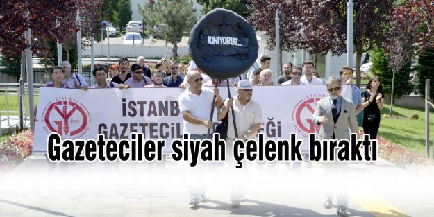 Gazeteciler siyah çelenk bıraktı