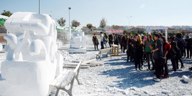 ÖĞRENCİLER, HEYKELTIRAŞLARA TAŞ ÇIKARTTI