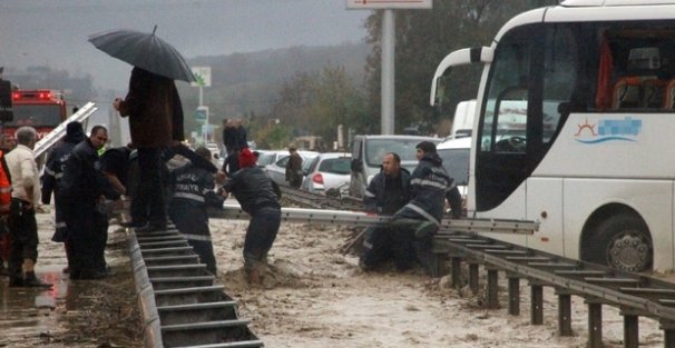 Sel yüzünden D100 karayolu trafiğe kapandı