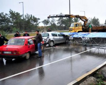 Fırtına Antalya'yı talan etti