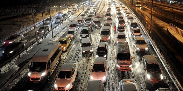 İstanbul'da yağan kar trafiği felç etti