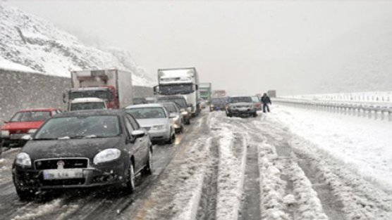 İzmir-İstanbul yolu trafiğe kapandı