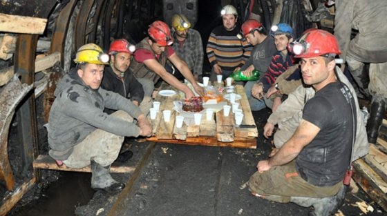 Madenciler yeni yıla da yerin altında çalışarak girdiler.