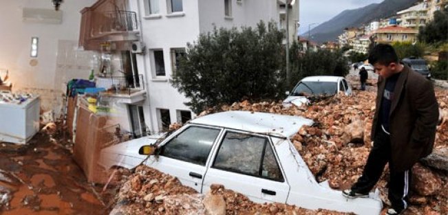 Kaş'ta sel baskını