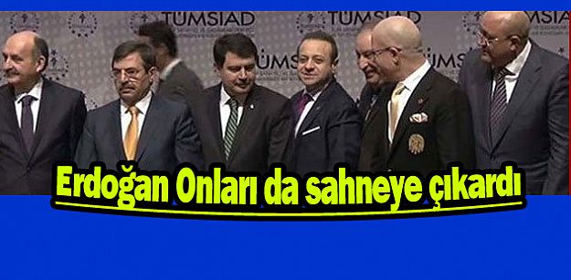 Onları da sahneye çıkardı