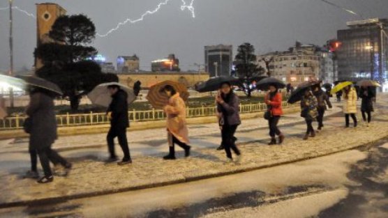 Taksim 5 dakikada beyaza büründü