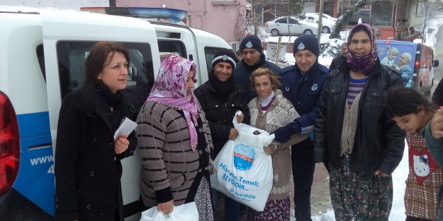 Belediye'den 85 aileye yakacak ve erzak yardımı