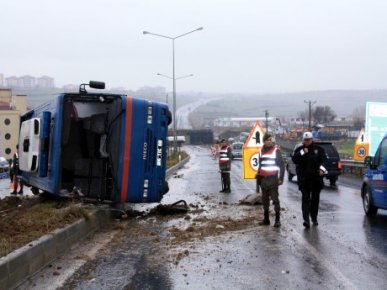 Cezaevi aracı devrildi: 7 yaralı