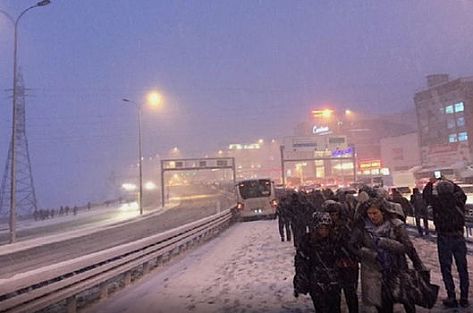 Trafik felç, araçlar durdu, vatandaşlar yürüyor