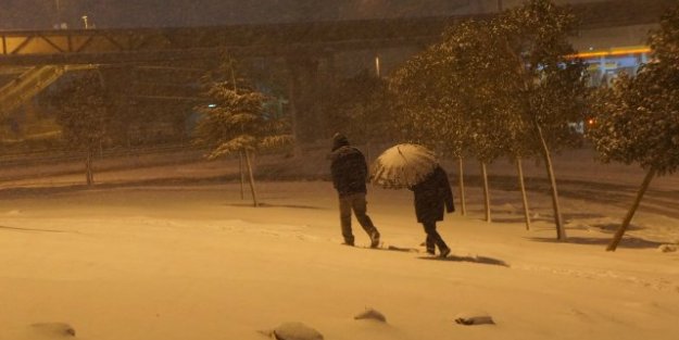 İstanbul'da Kar Yağışı Gece de Sürdü