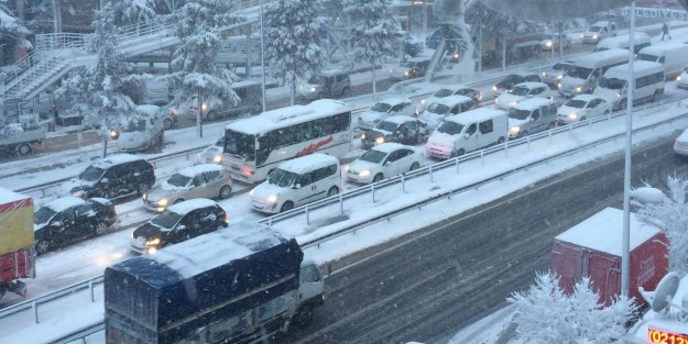 Büyükçekmece'de Kar Sürücülere Zor Anlar Yaşattı