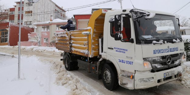 Büyükçekmece'de karla mücadele aralıksız sürüyor